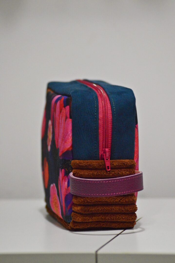 Kosmetyczka Kwiaty - obrazek 3